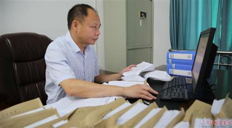 初心不改　本色不褪——記廣西勤廉榜樣、河池市紀(jì)委副書記、監(jiān)委副主任黃振林